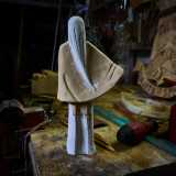 Ma le troccole non sono gli unici oggetti presenti nella bottega. L�ambiente � infatti colmo di stemmi araldici, croci e soprattutto statuette in legno che rappresentano i �perdoni�